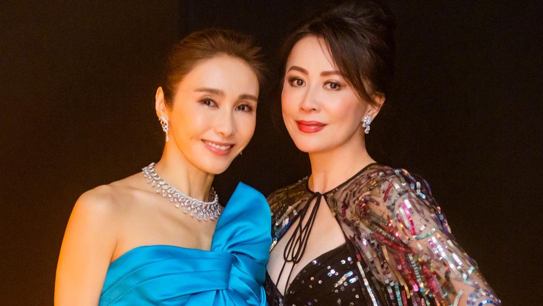 刘嘉玲|刘嘉玲新造型彻底封神！宴会上首穿高定斗篷成女王，阔太黎姿穿蓝裙像跟班