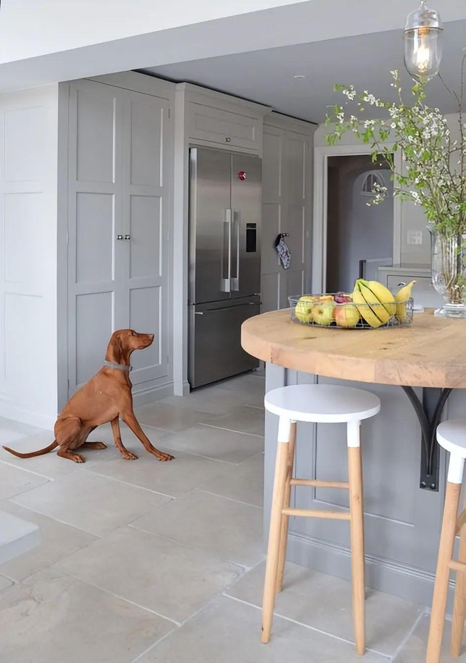 她家装修机智,岛台嵌入圆桌,不是徒有其表,吃饭看书是真实用!