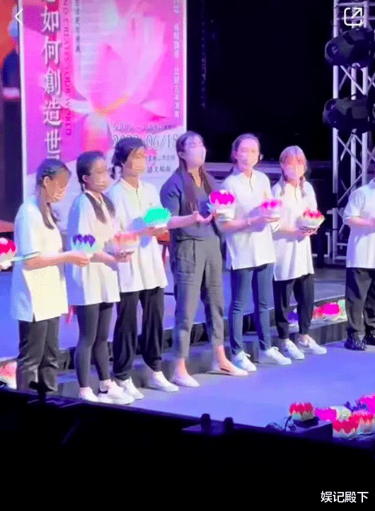 王祖贤|王祖贤近照美人感消失殆尽，弯腰驼背身材臃肿，面目全非一言难尽