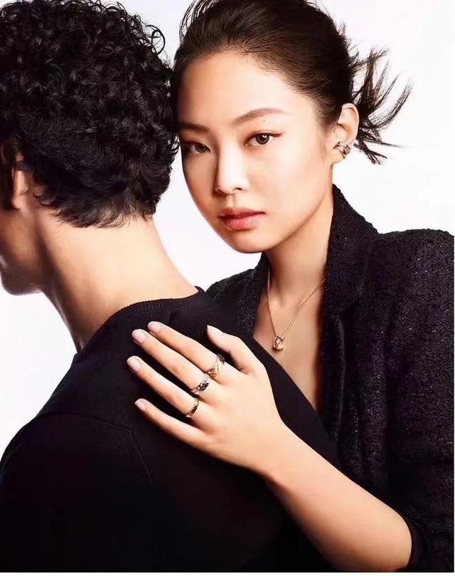 眼线 这是一篇《春节妆容日历》,没来得及美甲、种睫毛的……这篇帮你们“扳回一城”