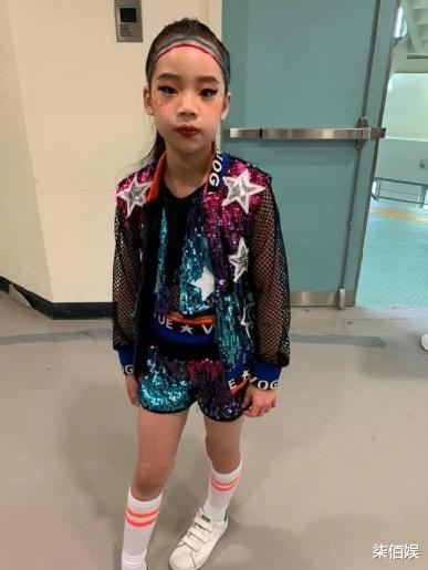 小S|小S三女儿臭美自拍，十岁许老三穿碎花裙凹造型，星范十足