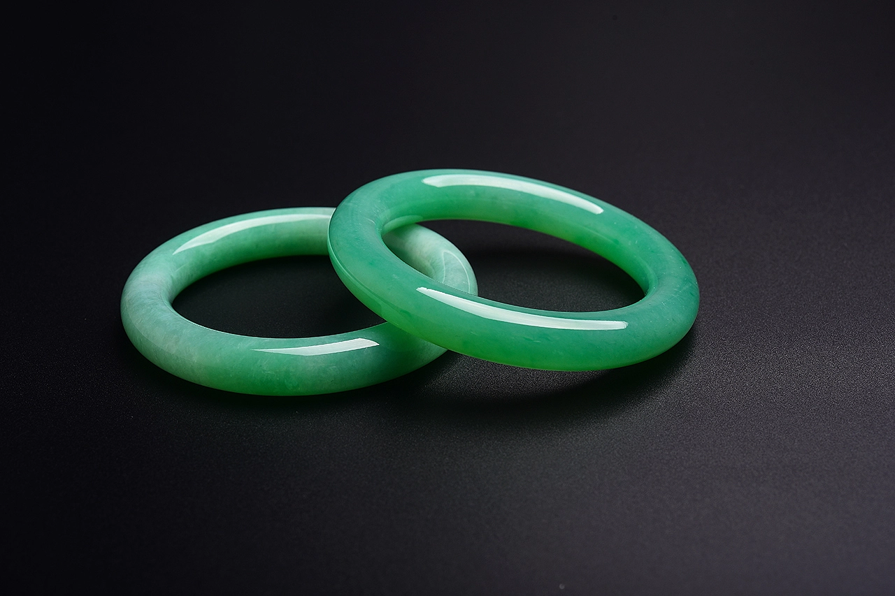 翡翠手镯|1万块和10万块的翡翠手镯，差距到底有多大？答案揭晓