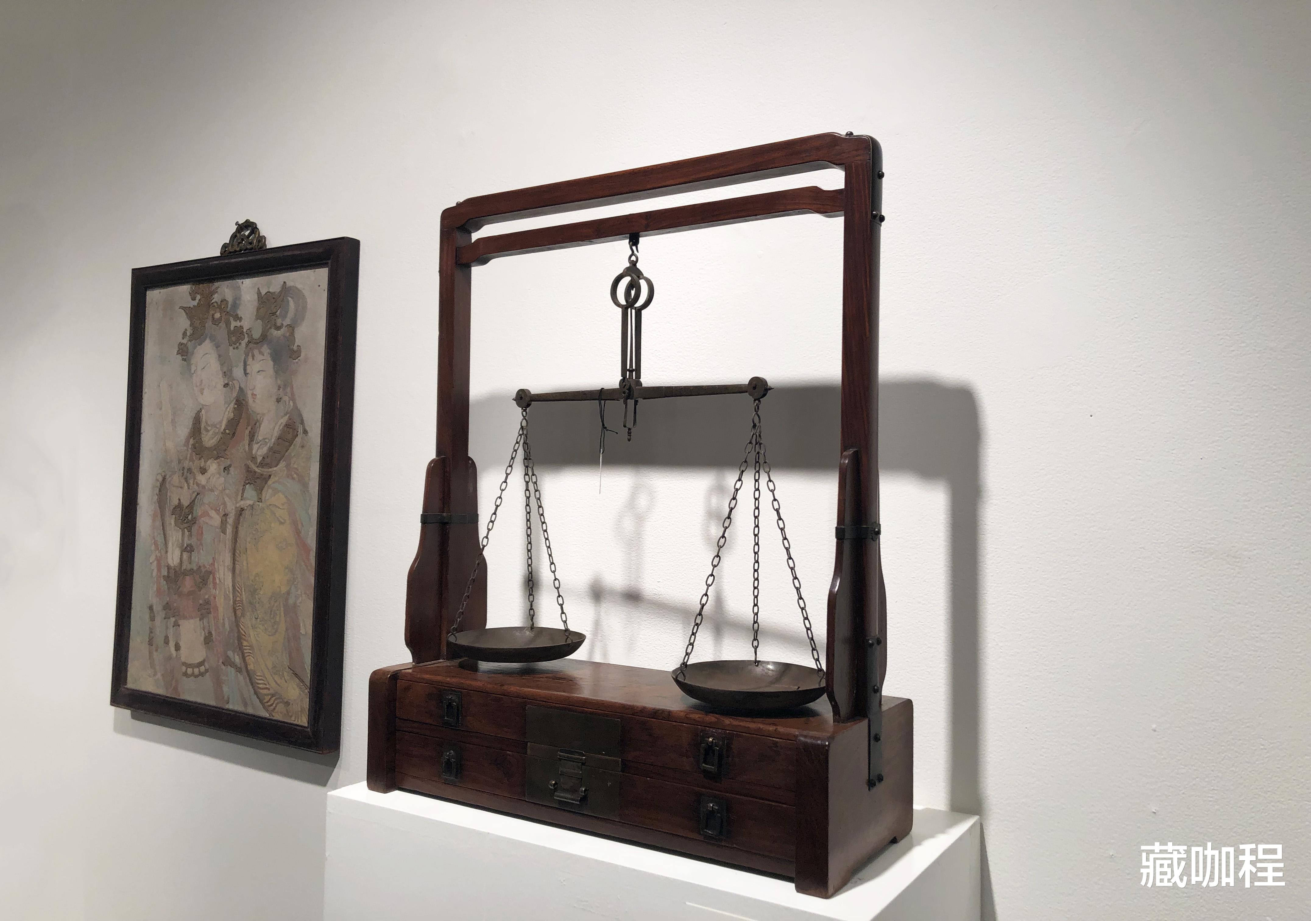 |木质细腻华丽,黄花梨天平架12.5万美元成交