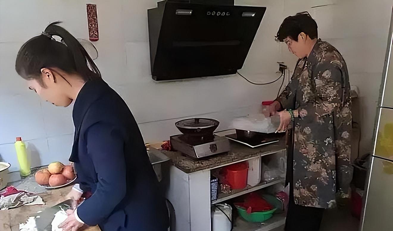 19年女子备孕十年没怀上孩子,腹痛去医院看病,医生说:你快生了