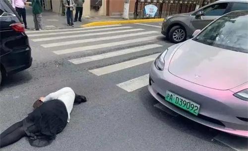 回顾沈阳男子倒车时,老人离车7米倒下,让车主赔17万,法院判了