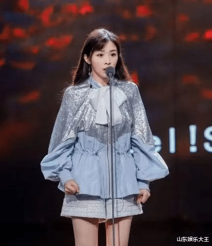 张含韵|张含韵 唱着酸酸甜甜就是我的女孩 终究活成了一股清风