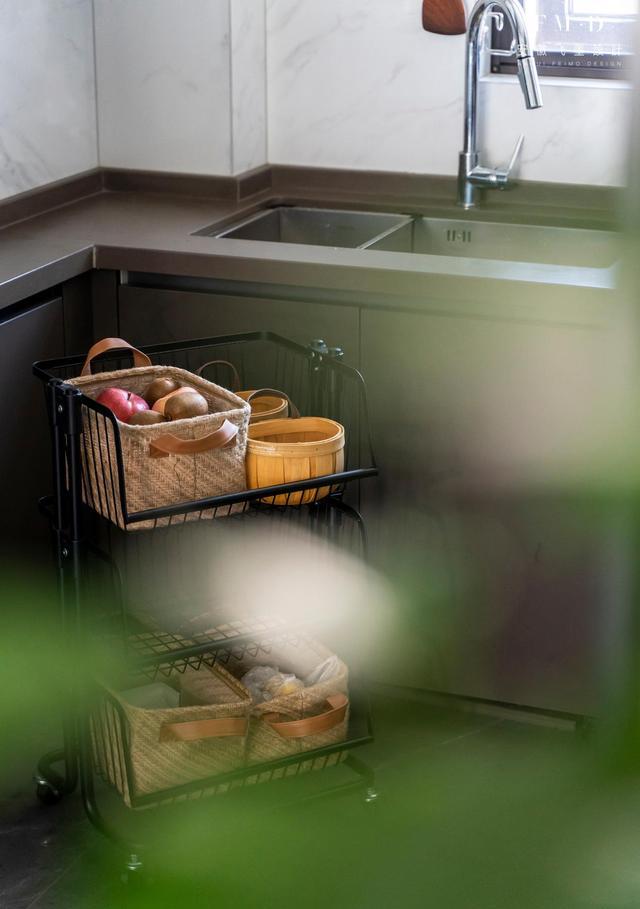 140将大横厅一拆为二，隔出间15儿童房，一儿一女都有地睡了