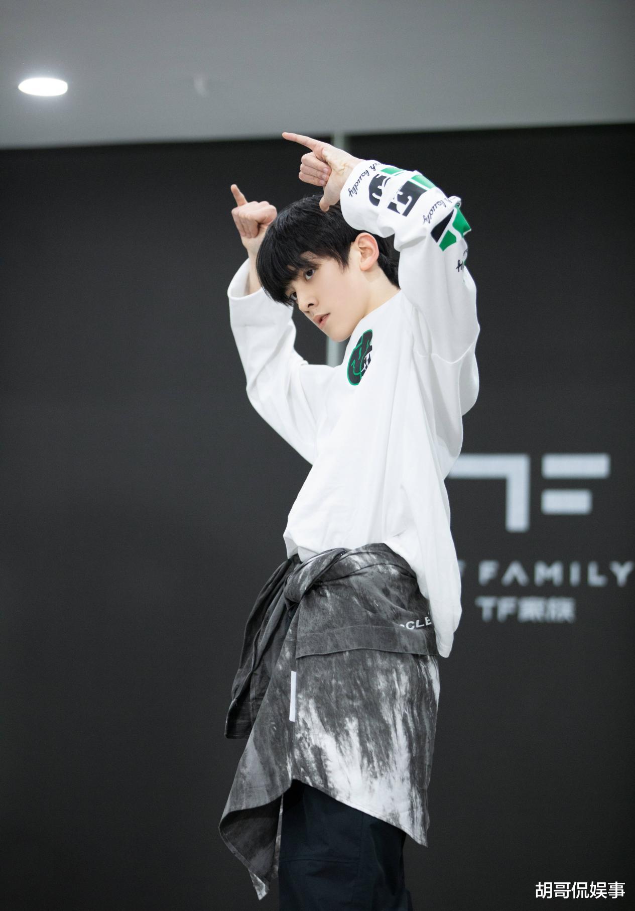 董洁|TF家族左航，因颜值高而被星探相中，成为练习生后依旧刻苦