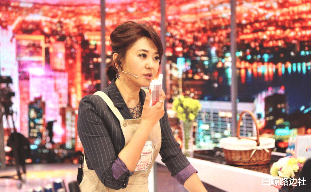 方琼|央视主持人方琼街头跳舞!打扮时尚秀大长腿,18岁儿子身高一米九