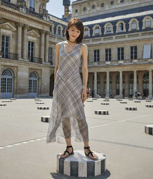 黎姿|“阔太”黎姿路边摊买水果！身上都是奢侈品，一个全钻镯子23万