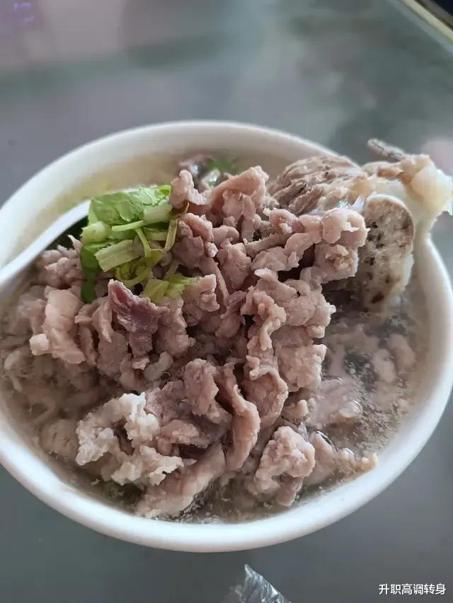 女子吃饭遇上抠门店家阿姨,切肉好似假动作