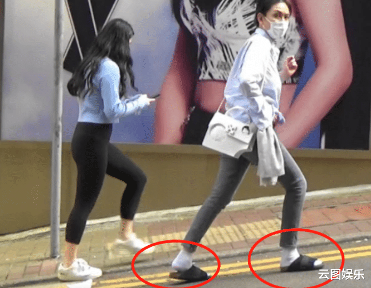 邱淑贞|邱淑贞携大女儿逛街被拍,穿旧拖鞋配袜很节俭,54岁身材仍出众