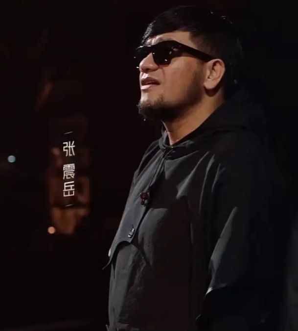 张震岳长沙考三轮车驾照,胡子拉碴模样沧桑,网友调侃像搬砖工人