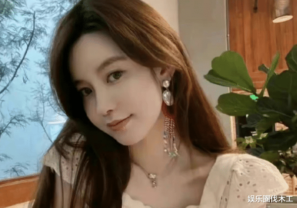 张大奕|张大奕晒照官宣订婚！两人深情拥抱超甜，男方被传是房地产老板