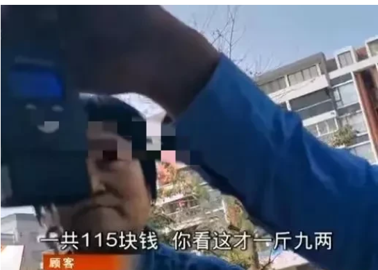 男子买了两千多元的干果,复秤后差了近一半,他找到店里讨要说法
