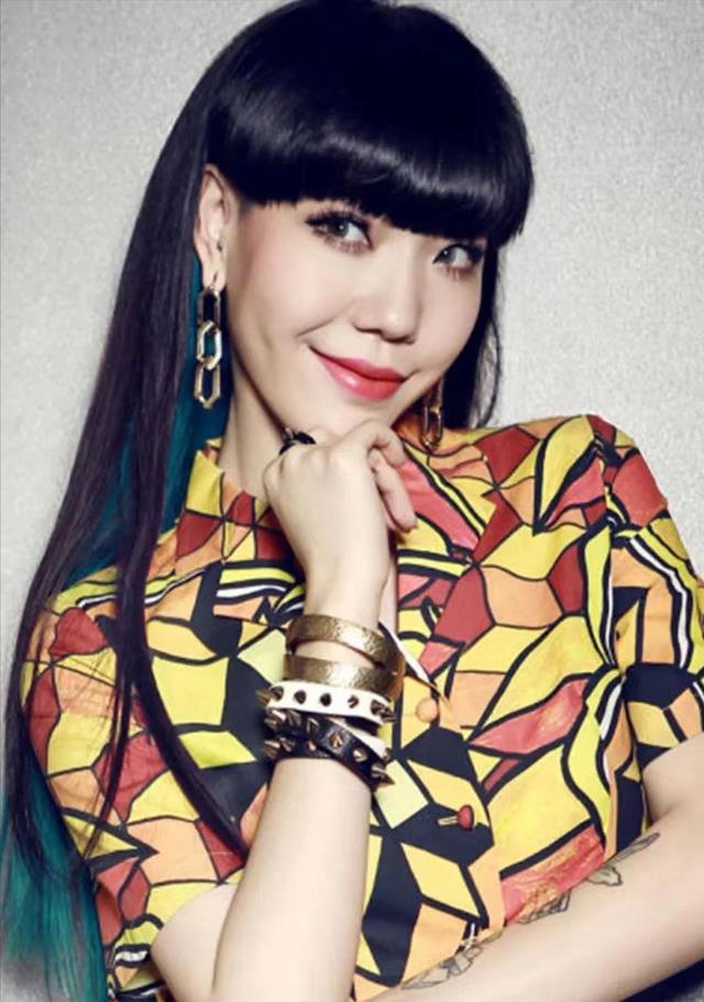 吴莫愁|消失的“巨星”吴莫愁:从代言费1.3亿到县城卖唱,她经历了什么