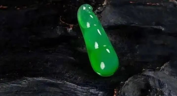 翡翠|佩戴这些翡翠都是戴“福”,戴的究竟是什么“福”,你知道吗