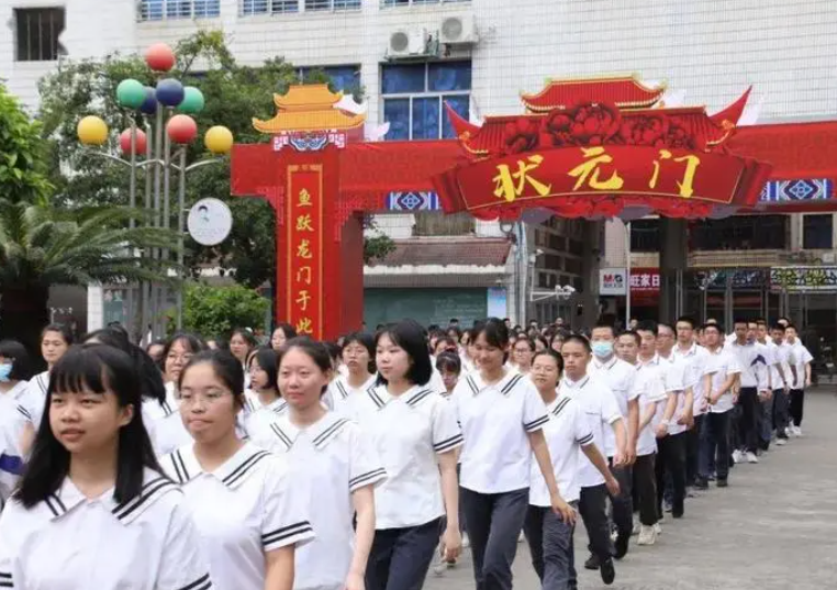 纽约大学|“985大学里没有多少寒门子弟”，高中老师的话，令普通父母沉默
