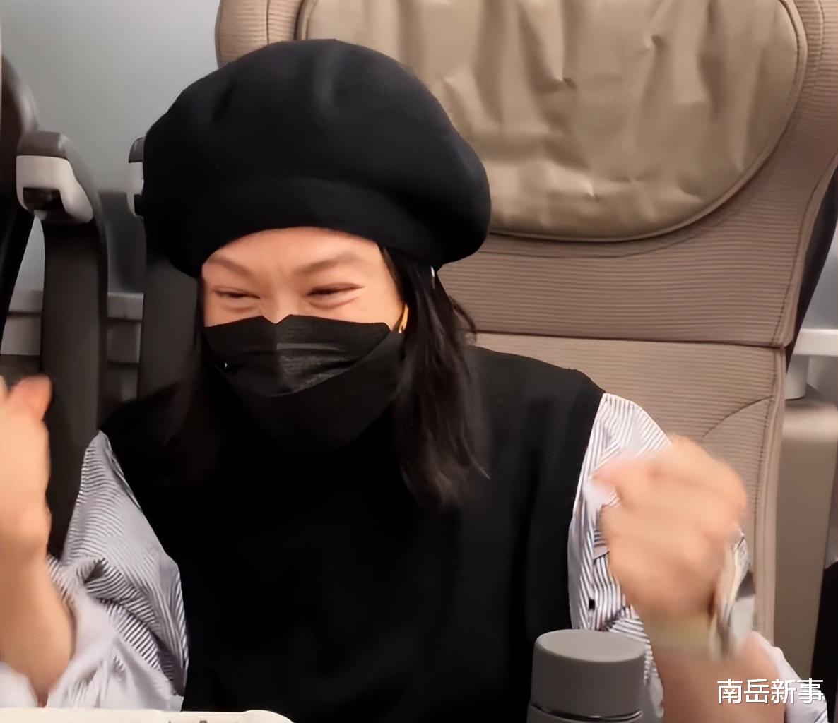 刘若英|53岁刘若英坐高铁看球赛，素面朝天皱纹增多，眼袋又重又黑还显老