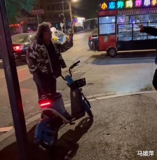 沈阳外籍男子疯狂辱骂并推搡炸鸡小贩,因疫情无法拘留,已被处罚