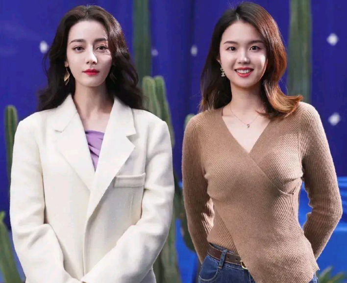 肖战|迪丽热巴和素人同框，皮肤白嫩，五官亮眼，不愧是女明星