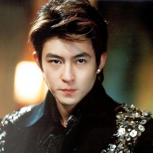 人到中年|这8位知名男星,年轻时迷倒万千女性,人到中年颜值大变样