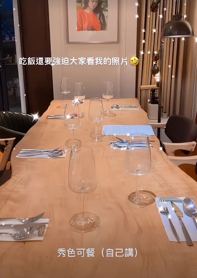 陈乔恩|陈乔恩在家摆酒设宴，戴黄金项链镶满钻，小9岁男友忙下厨太宠溺