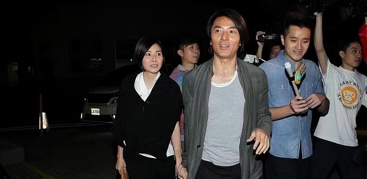 穿衣搭配|郑伊健夫妇好高调，蒙嘉慧剪情侣短发好知性，望夫眼超深情