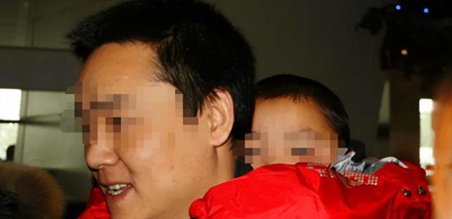纪实3岁男孩被拐1050天,人群中认出父亲,跑上前紧紧抱住不松手