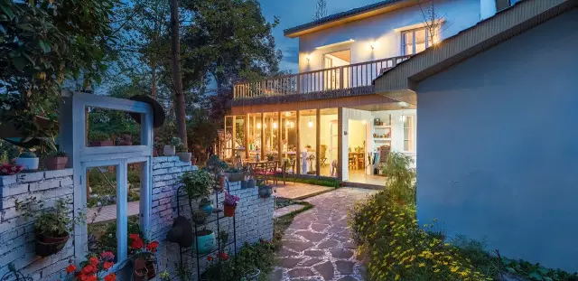 厨房|她用1年打造一座绝美小院，玻璃房、树屋、花园全都有！