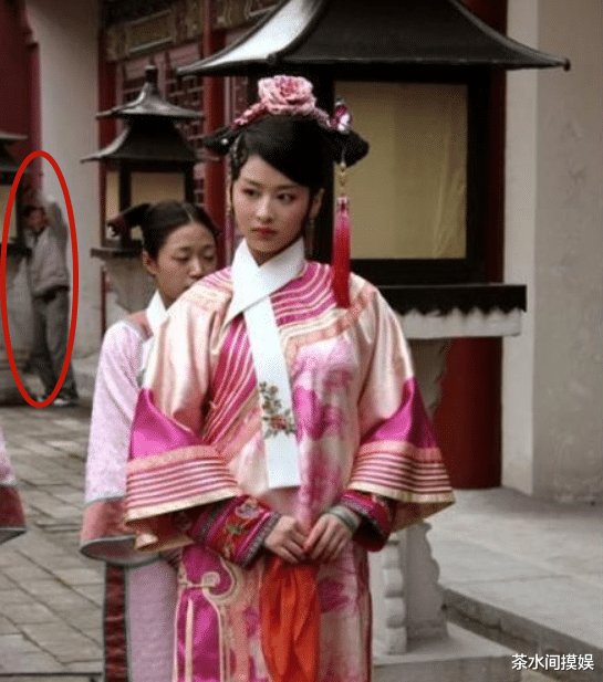 黄子韬|影视剧路人甲有多抢镜？捂嘴偷笑、当街接吻，比主角还“戏精”