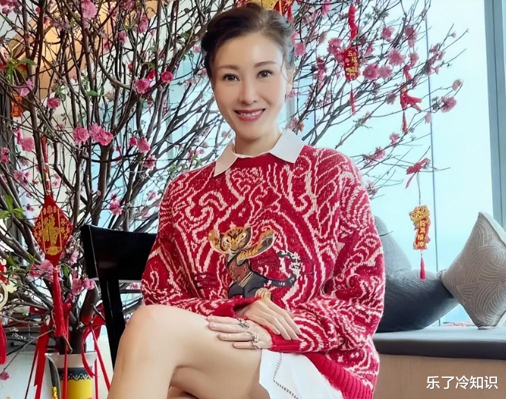 李嘉欣|51岁李嘉欣混搭风，胖14斤妩媚动人，穿西装配长裙勒出好身材