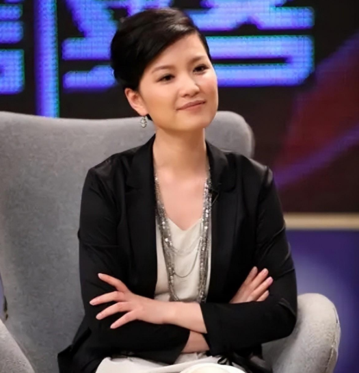 东方卫视|东方卫视一姐，嫁海归老公生龙凤胎，一家四口幸福，今转幕后工作