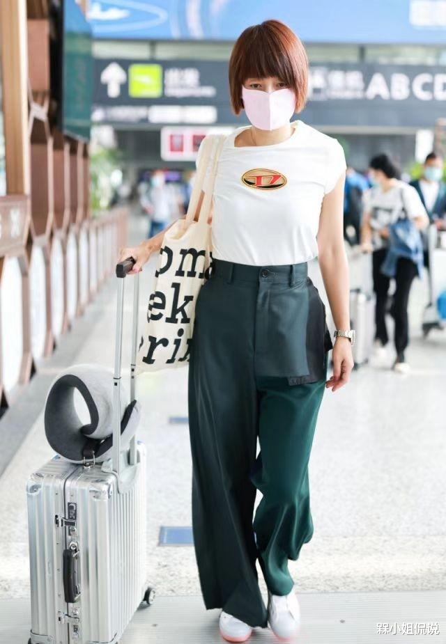发型 马伊琍素颜走机场一脸疲态，少女发型有些牵强，穿乞丐裤高调抢镜