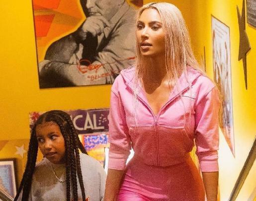 金·卡戴珊|金卡戴珊带女儿看展，又见梦露长裙！小西北身形壮硕，更像侃爷