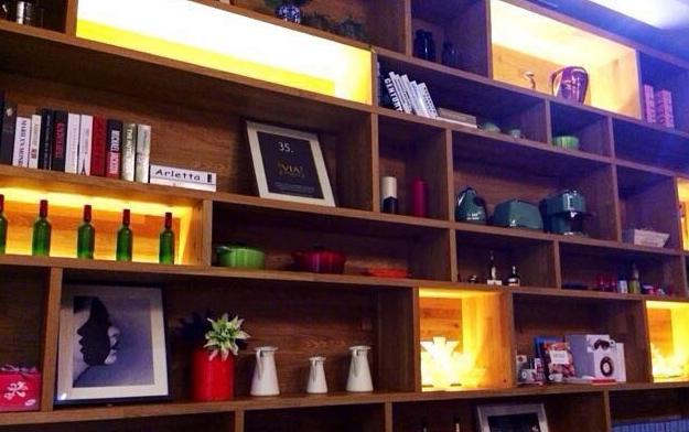 参观丁子峻住的豪宅，室内装修很浪漫，对老婆太宠爱了