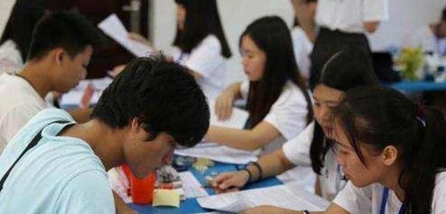 大学|“专科生”更应看重学校还是专业？教你怎么选，选对了照样优秀