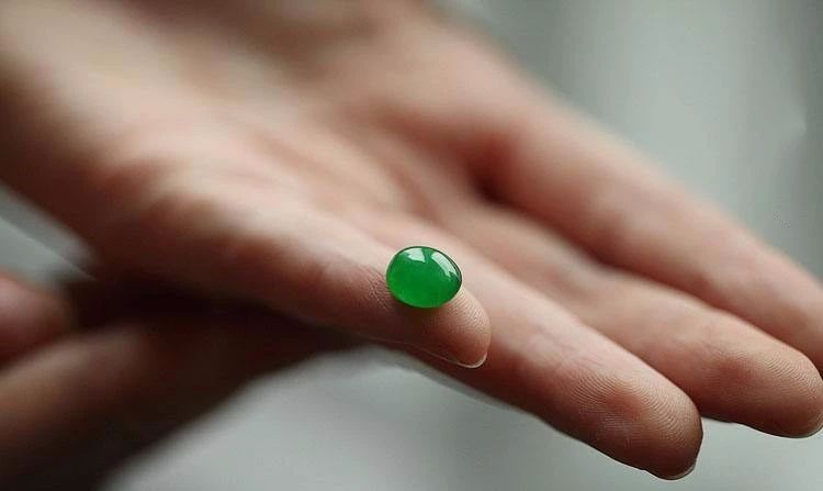 戒指|每个手指戴翡翠戒指的‘含义’你知道吗？千万别瞎戴！