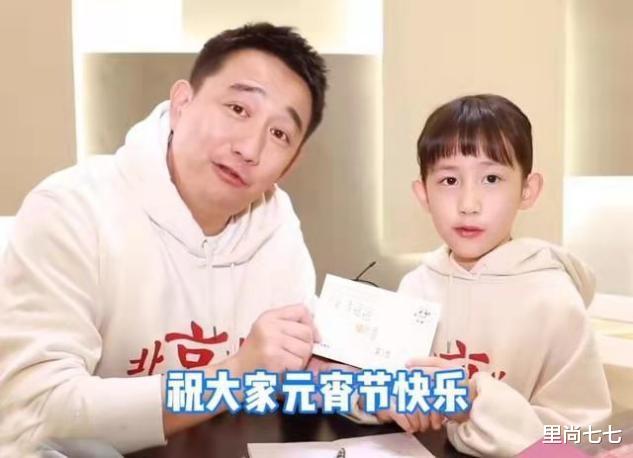黄磊 黄磊首次带小女儿出镜，9岁女儿彻底长虎像男生，父女共用一张脸