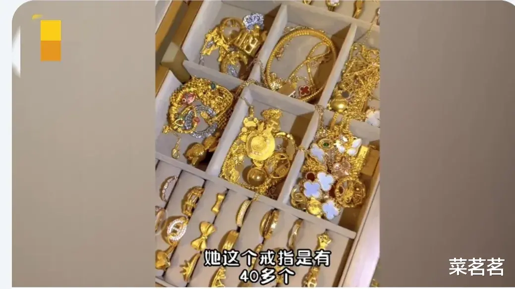 男子偷偷查看老婆的金银首饰“这是把整个金店都搬回家了”