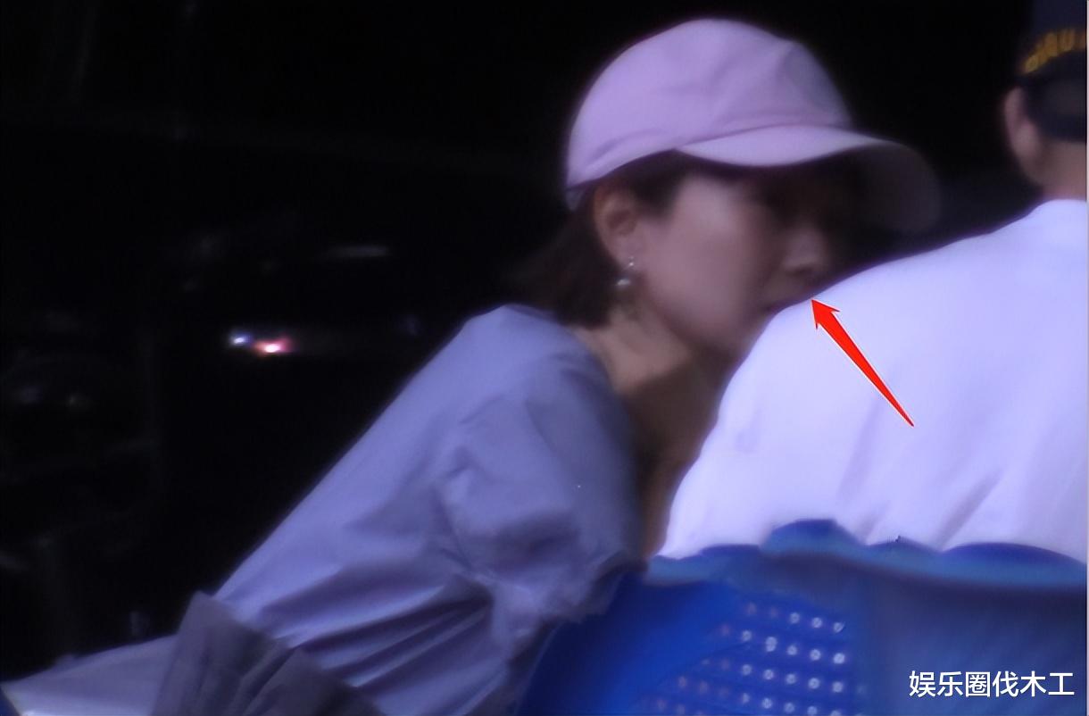 马伊琍|马伊琍与好友吃海鲜,素颜脸泛油光打扮朴素老气,疑似组建新家庭