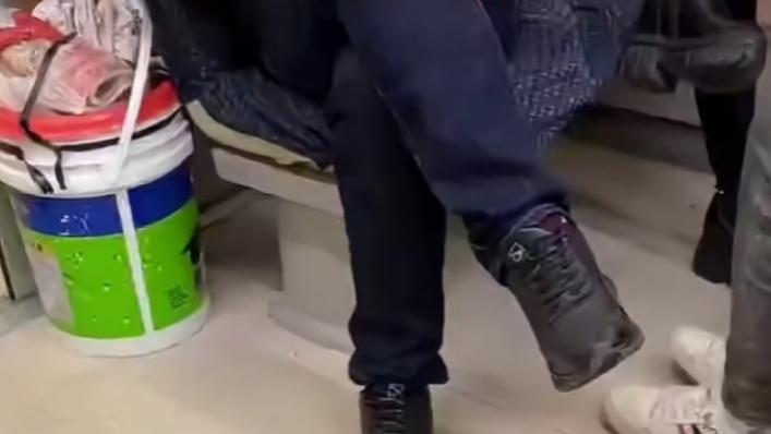 女子高铁上做出不文明的行为，旁人阻止没法后反而理直气壮的事件引人热议