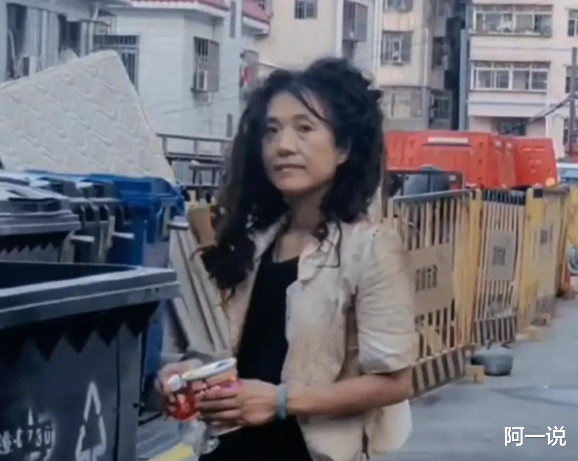 深圳富婆被年轻小伙骗走全部财产后,受不了打击,戴翡翠手镯流浪