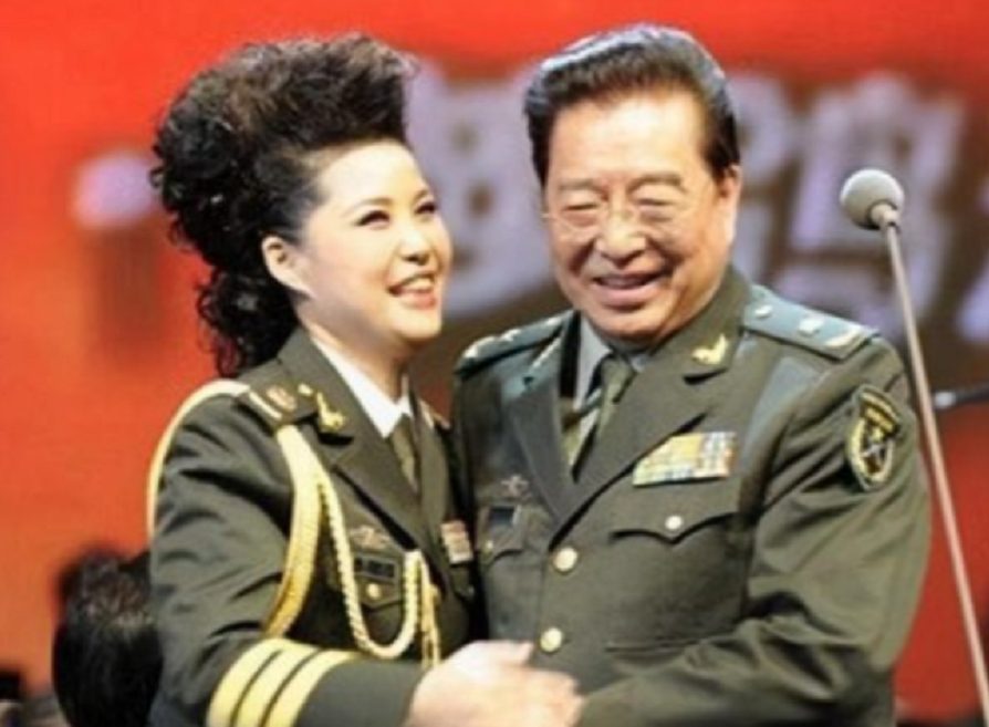 李双江|李双江夫妇外出看话剧,场面甜蜜,梦鸽发福到快认不出,儿子李天一即将出狱