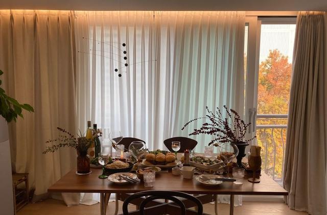 客厅“去电视化”,餐桌放到阳台,同样是80,怪不得他家更显大