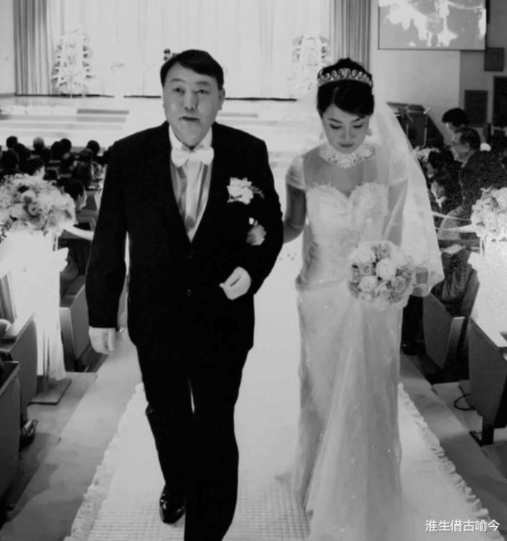 韩国最美第一夫人:素颜像邻家小妹真清纯,40岁下嫁总统恩爱10年