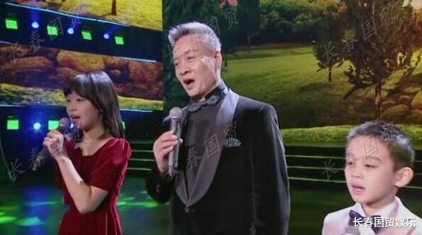 阎维文|阎维文两个外孙曝光,爷孙三人同唱《小白杨》,画面温馨幸福