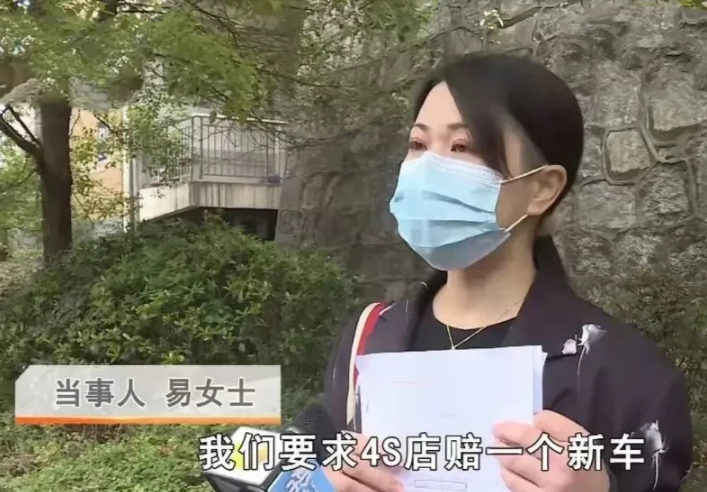 湖南长沙,一女子开着一辆崭新的奔驰行驶在高速上,突然闻到一股烧焦的味道