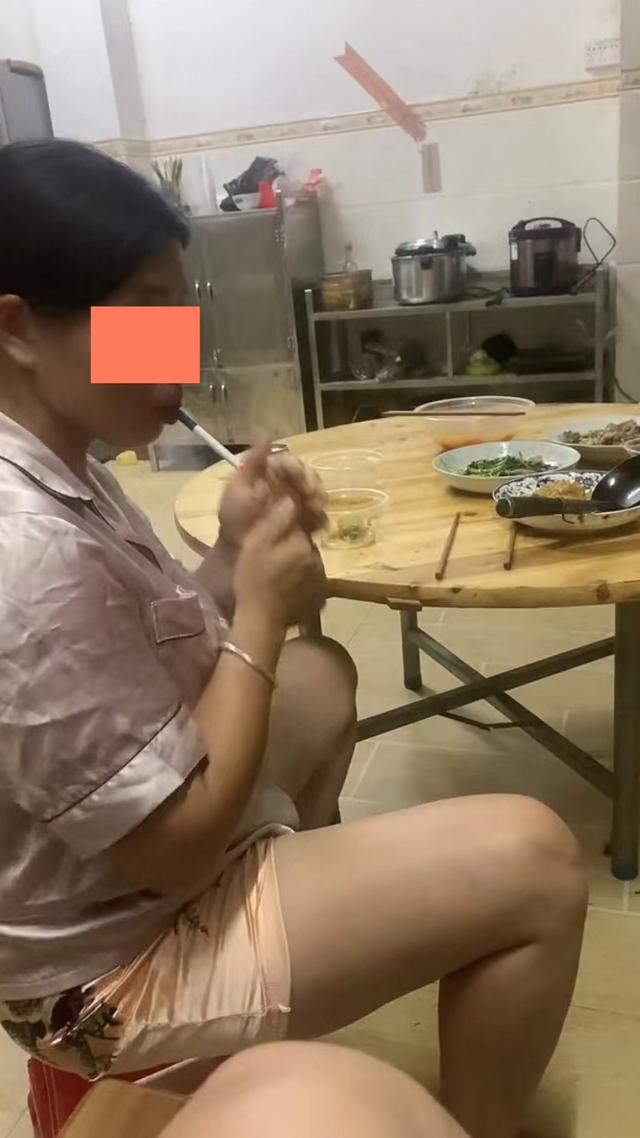 男子外出打工回来,看到二婚妻子独自在家,抽烟喝酒
