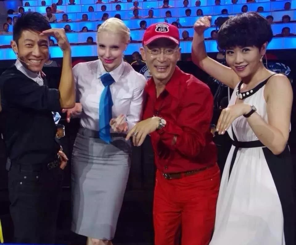 迪丽热巴|46岁撒贝宁带外国妻子逛街！女方身材高挑亮眼，小撒穿10cm增高鞋